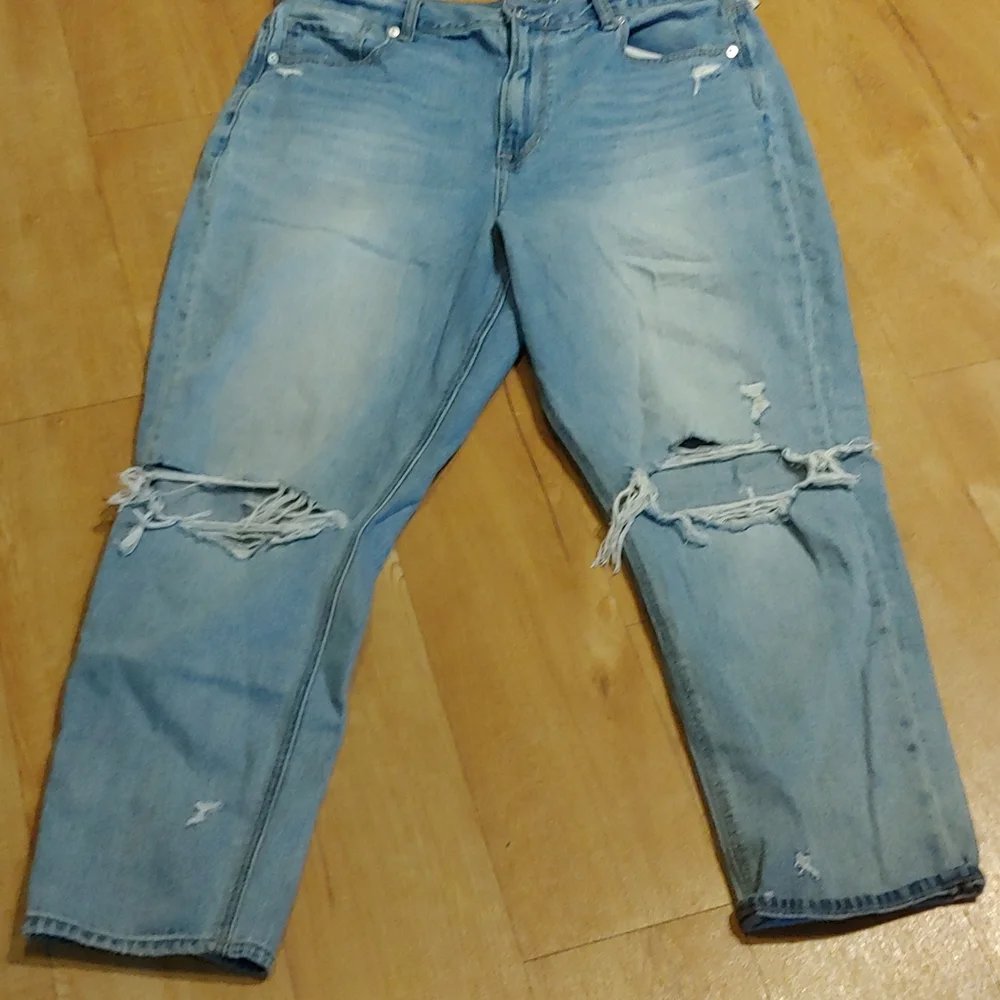 AE Ripped Mom Jean - Picture 4 of 10
